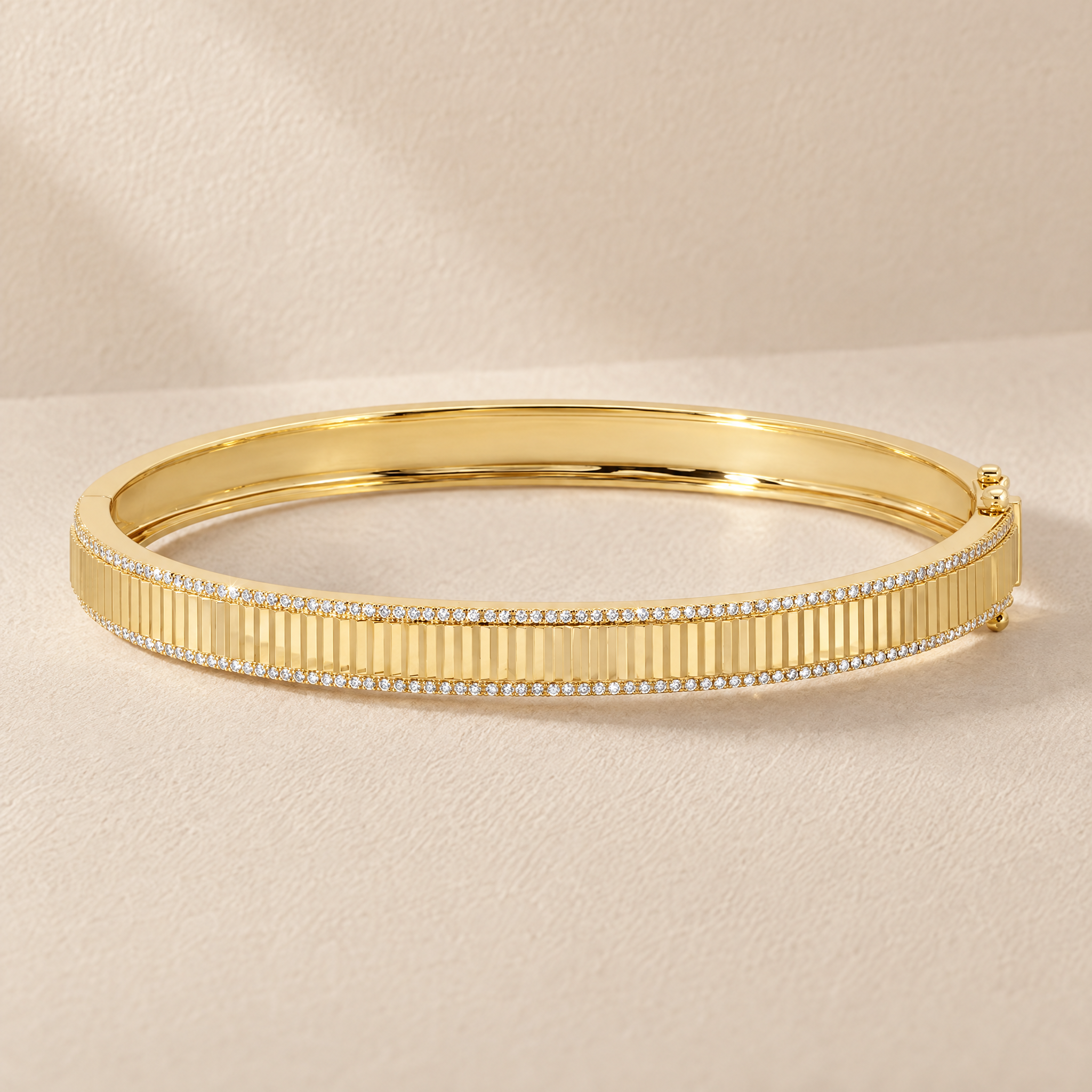 Diamond Outline Fluted Bangle